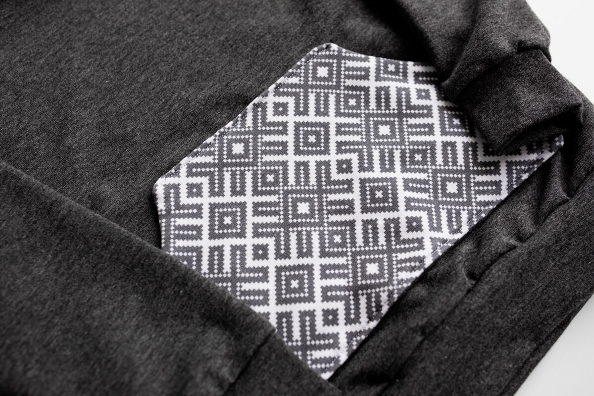 Džemperis grafīta krāsā ar PELĒKO LV kabatu