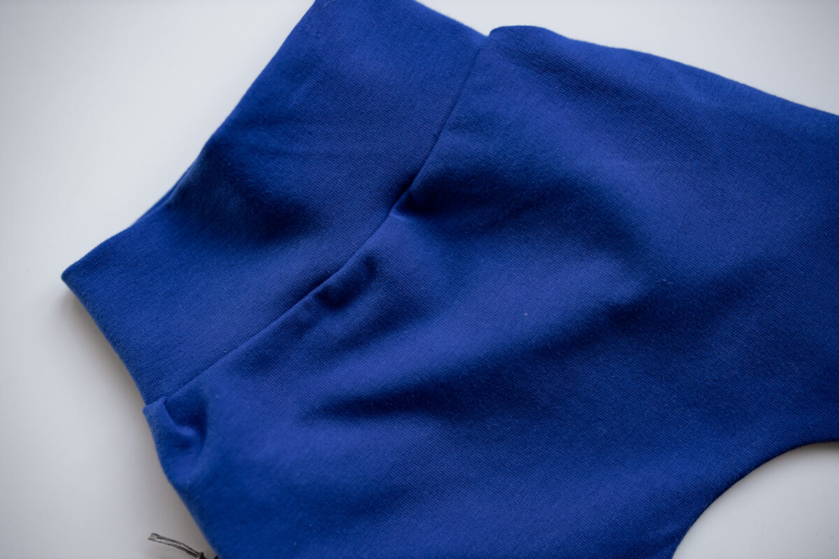 Rudzupuķu zilas bikses ar zilām ceļu uzšuvēm