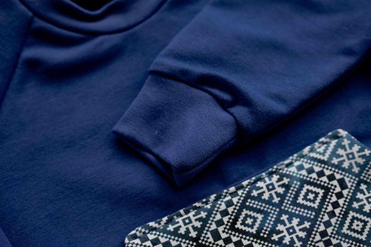 Džemperis rudzupuķu zils ar latvisko rakstu kabatu
