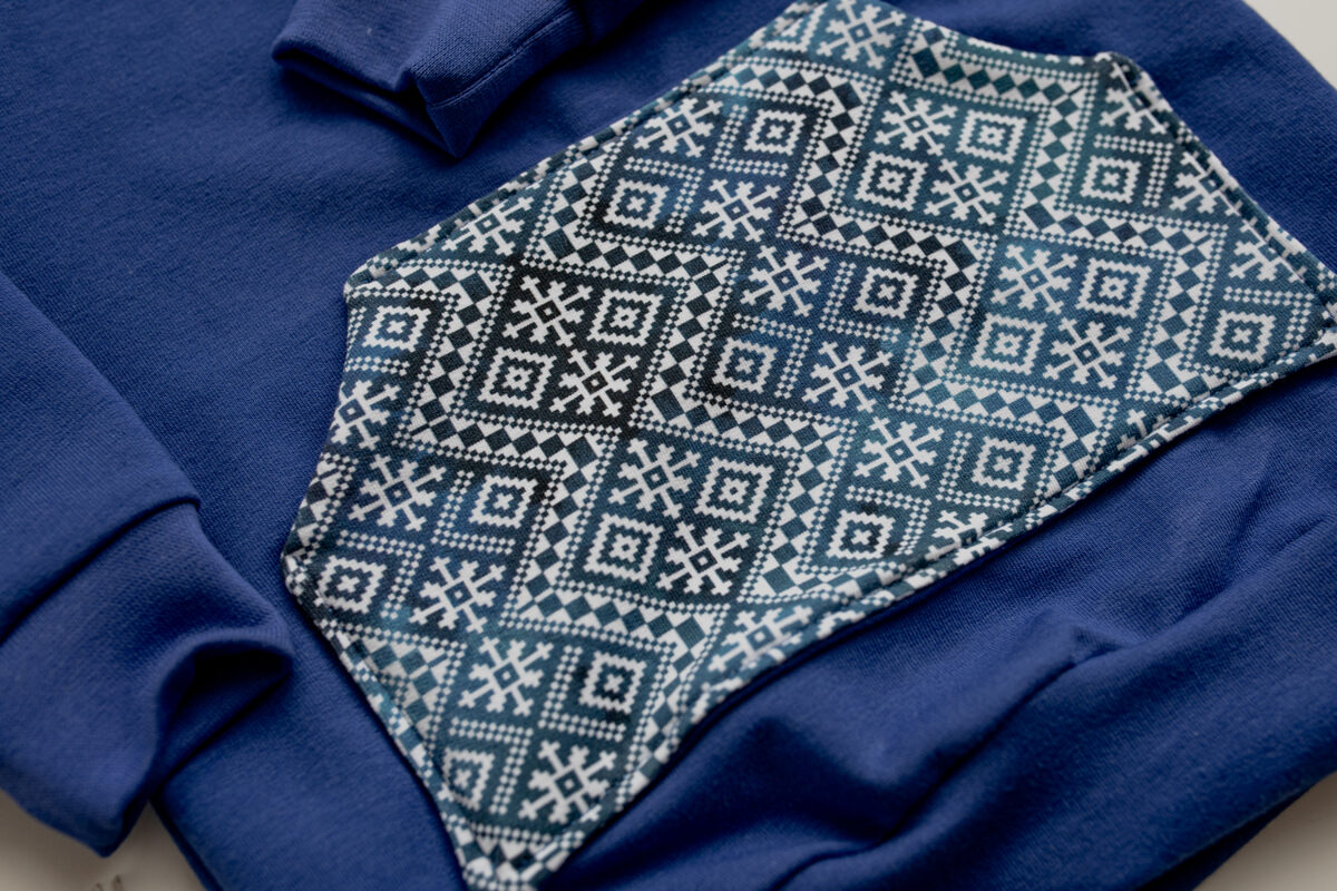 Džemperis rudzupuķu zils ar latvisko rakstu kabatu