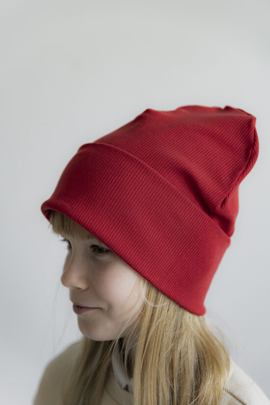 Cepure ar atloku SARKANA