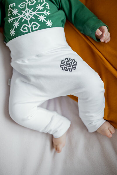 Bikses ar latvisko apdruku baltas