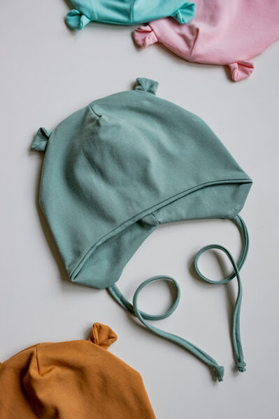 Sienama cepure ar ausīm OLĪVZAĻA