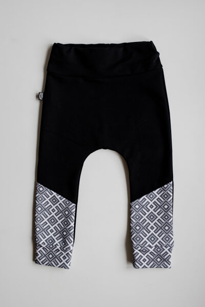 Bikses ar latvisko rakstu slīpajiem galiem MELNAS/PELĒKAS