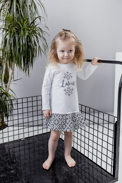 Kleita LATVIETE AR AUSTRAS KOKIEM melnbalta