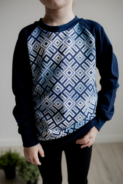 Tumši zils džemperis ar ZILO LATVISKO